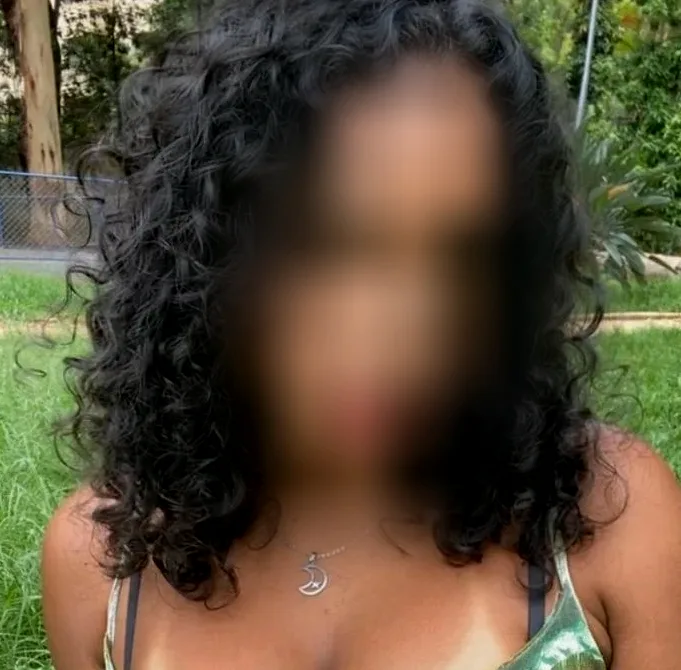 Laura, 24