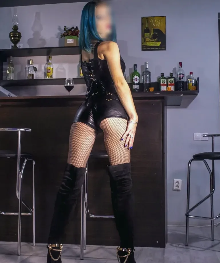 Sabrina, 37
